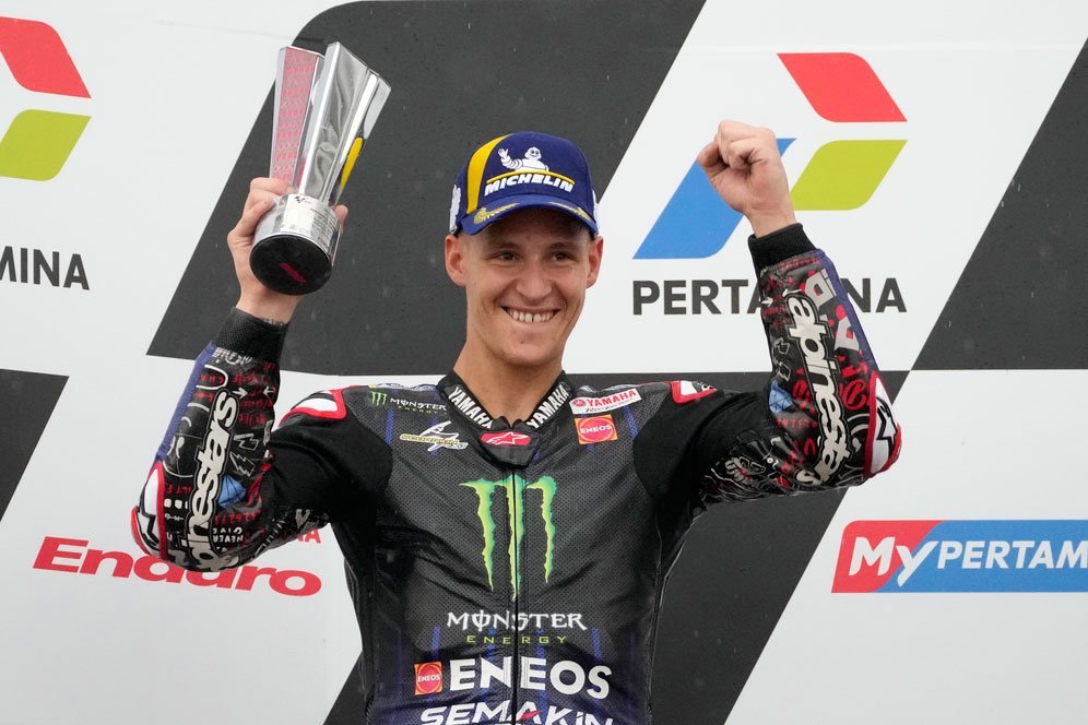 Unyu! Rayakan Podium di Mandalika, Fabio Quartararo Traktir Anak-Anak Kecil Makan Es Krim