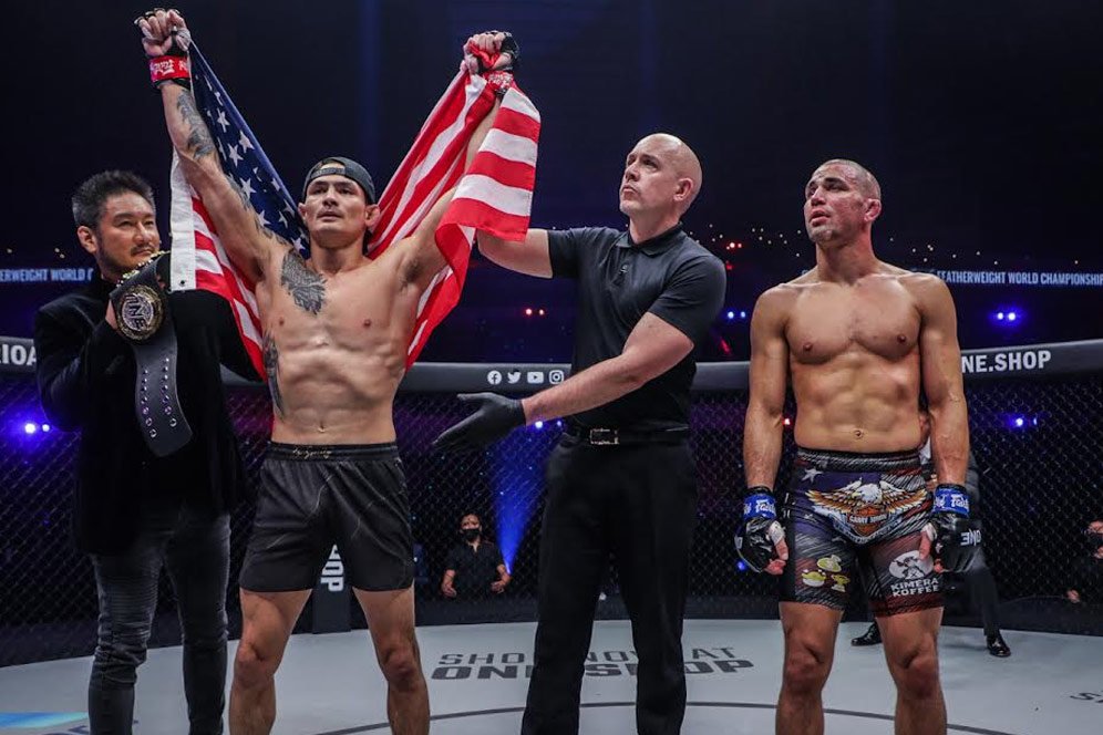 Menang Cepat, Petarung Vietnam-Amerika Pertahankan Gelar Juara Dunia ONE Featherweight Menang Cepat, Petarung Vietnam-Amerika Pertahankan Gelar Juara Dunia ONE Featherweight