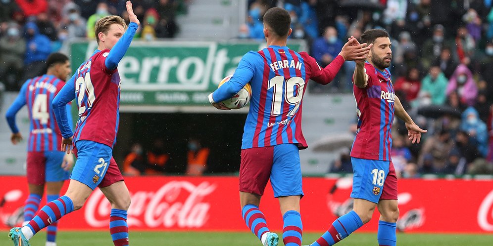 Skuad Barcelona merayakan gol Ferran Torres ke gawang Elche, La Liga 2021/22 (c) AP Photo