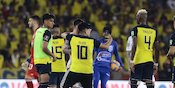 Nggak Sopan! Suporter Ekuador Ini Paksa Messi Pose Bareng di Lapangan Nggak Sopan! Suporter Ekuador Ini Paksa Messi Pose Bareng di Lapangan