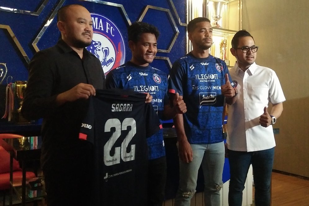 Arema FC Resmi Datangkan Hanis Saghara, Hasyim Kipuw, dan Ilham Udin Armaiyn