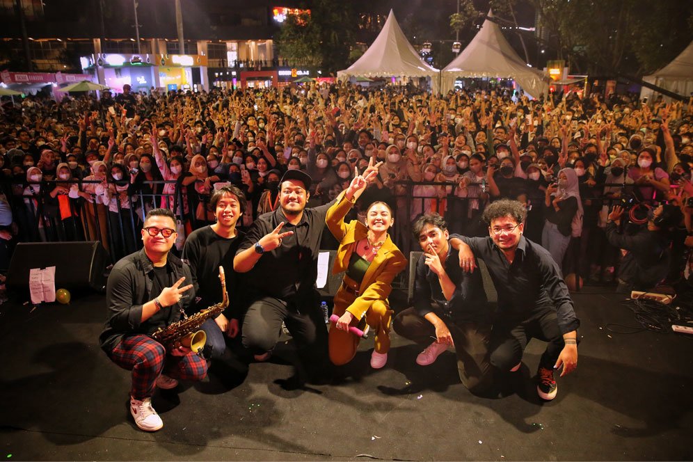 Dimeriahkan Barasuara, Acara Puncak Kapanlagi Buka Bareng Vol 3 Dimeriahkan Ribuan Penonton Dimeriahkan Barasuara, Acara Puncak Kapanlagi Buka Bareng Vol 3 Dimeriahkan Ribuan Penonton