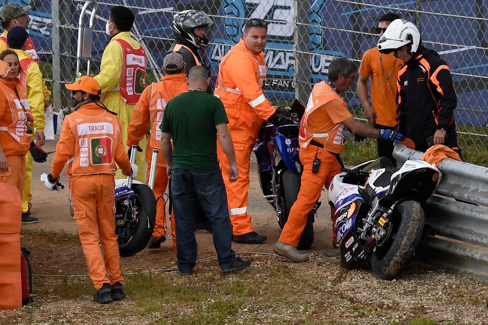 Video: Ngeri, 12 Rider Moto2 Kecelakaan Bareng Akibat Hujan di Portugal Video: Ngeri, 12 Rider Moto2 Kecelakaan Bareng Akibat Hujan di Portugal
