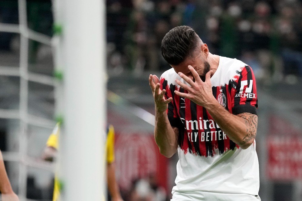 AC Milan Cuma Imbang, Warganet: Gara-Gara Pakai Jersey Aneh, Kayak Kuli Abis Ngecat Tembok! AC Milan Cuma Imbang, Warganet: Gara-Gara Pakai Jersey Aneh, Kayak Kuli Abis Ngecat Tembok!