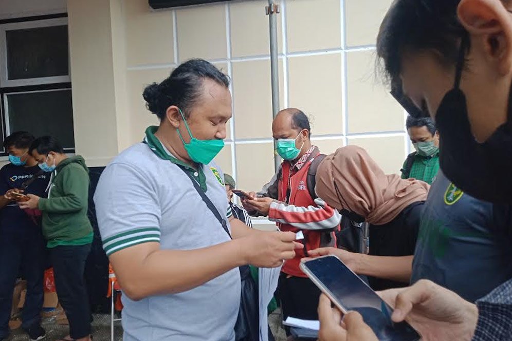 Demi Saksikan Laga Persebaya vs Persis Solo, Bonek Ikut Vaksinasi Massal Demi Saksikan Laga Persebaya vs Persis Solo, Bonek Ikut Vaksinasi Massal