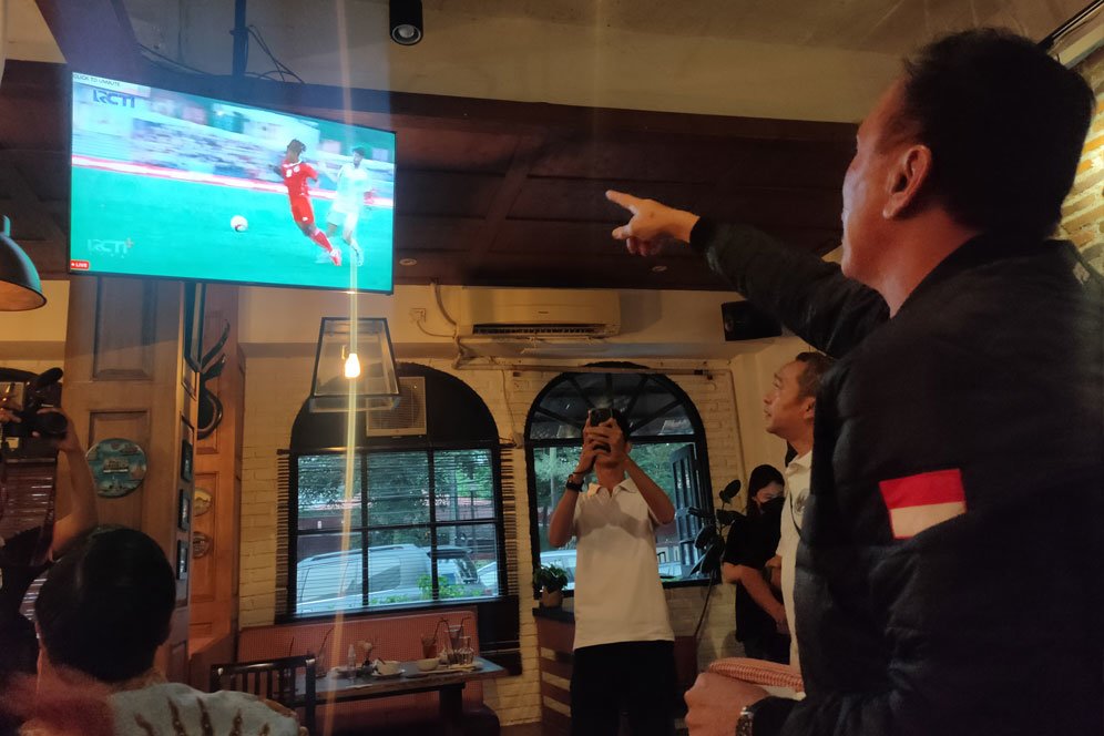 SEA Games 2021: Serunya Nonton Bareng Laga Timnas Indonesia U-23 Vs Filipina Bersama Iwan Bule SEA Games 2021: Serunya Nonton Bareng Laga Timnas Indonesia U-23 Vs Filipina Bersama Iwan Bule