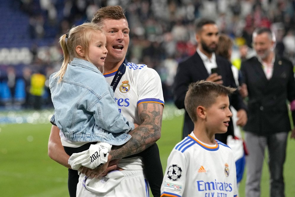 Duh, Eden Hazard Hampir Cekoki Sampanye ke Anak Toni Kroos Duh, Eden Hazard Hampir Cekoki Sampanye ke Anak Toni Kroos