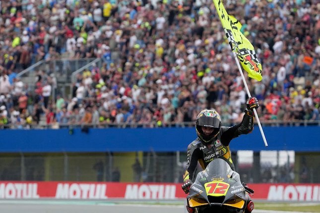 Semua Berkat Bantuan Valentino Rossi Semua Berkat Bantuan Valentino Rossi