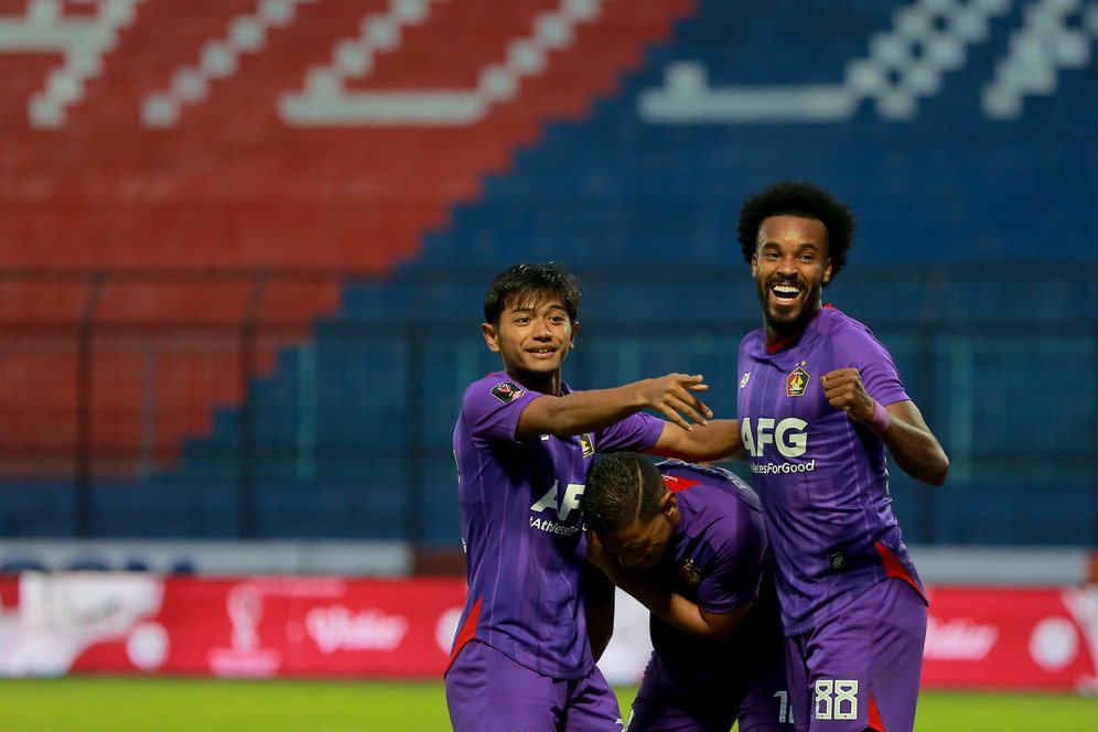 Tak Terima Disebut Adu Kungfu, Persik Kediri Kembalikan Piala Trofeo Nusantara Tak Terima Disebut Adu Kungfu, Persik Kediri Kembalikan Piala Trofeo Nusantara