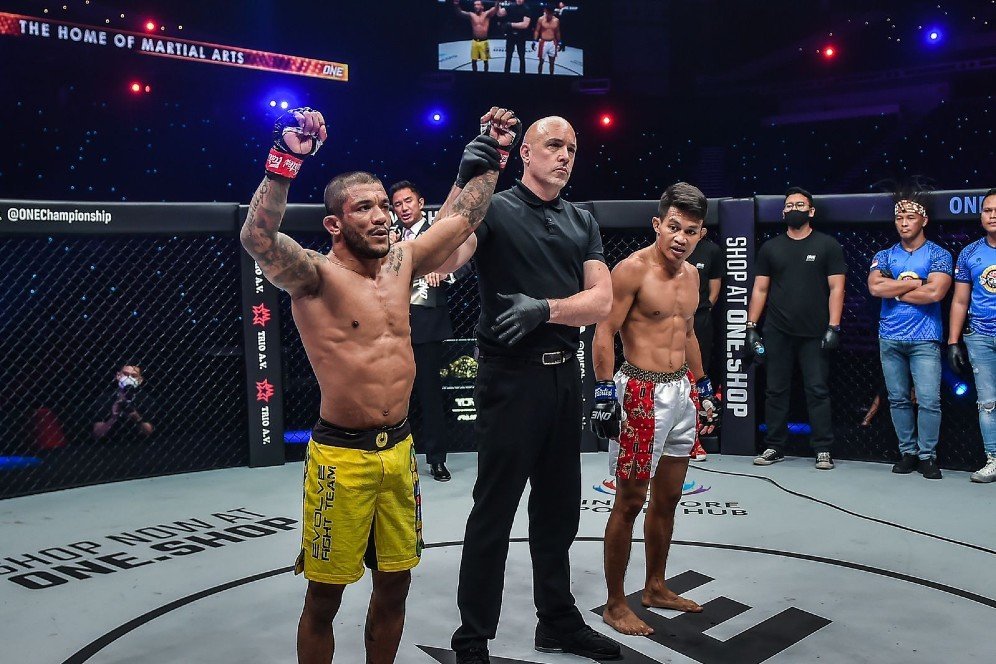 ONE Championship: Dikalahkan Alex Silva, Petarung Indonesia Gagal Beri Pembuktian
