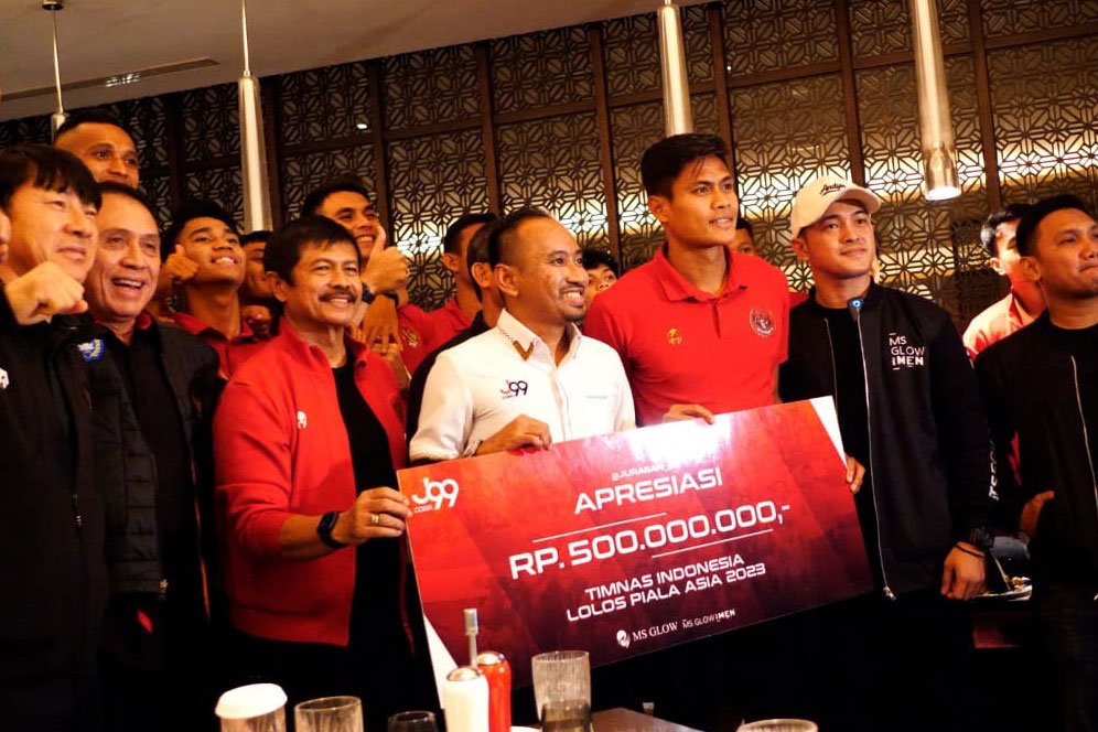 Lolos ke Piala Asia 2023, Timnas Indonesia Diberi Bonus Ratusan Juta Oleh Bos Arema FC Lolos ke Piala Asia 2023, Timnas Indonesia Diberi Bonus Ratusan Juta Oleh Bos Arema FC