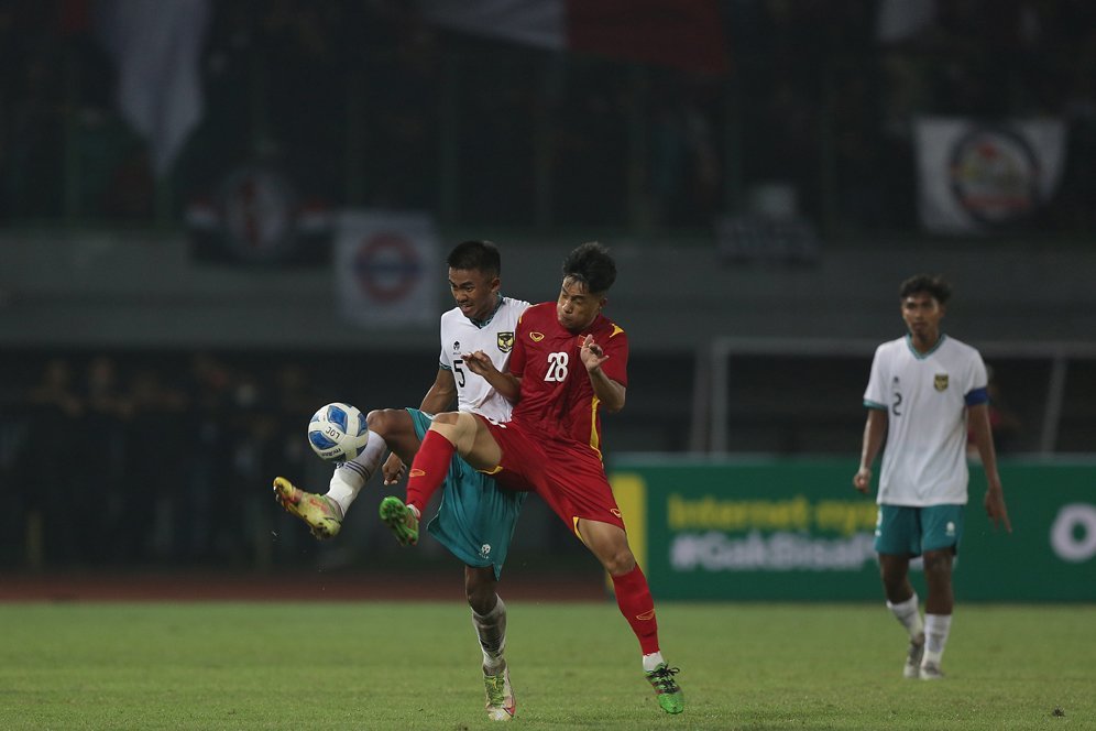 Alasan Pemain Timnas Vietnam U-19 Sering Kram dan Tumbang: Tekanan Suporter Alasan Pemain Timnas Vietnam U-19 Sering Kram dan Tumbang: Tekanan Suporter