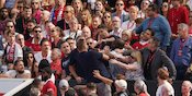 Gila! Sesama Fans MU Berantem di Old Trafford Saat Kalah dari Brighton Gila! Sesama Fans MU Berantem di Old Trafford Saat Kalah dari Brighton