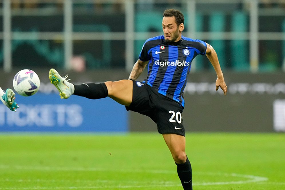Calhanoglu Berharap Gosens Bertahan di Inter Milan Calhanoglu Berharap Gosens Bertahan di Inter Milan