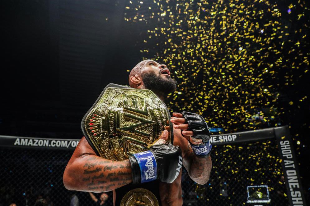 ONE Championship: Demetrious Johnson Sukses Rebut Sabuk Juara Dunia Milik Adriano Moraes ONE Championship: Demetrious Johnson Sukses Rebut Sabuk Juara Dunia Milik Adriano Moraes