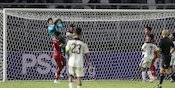 Indonesia U-20 vs Timor Leste, Cahya Supriadi Jatuh Bangun Hadapi Luis Figo