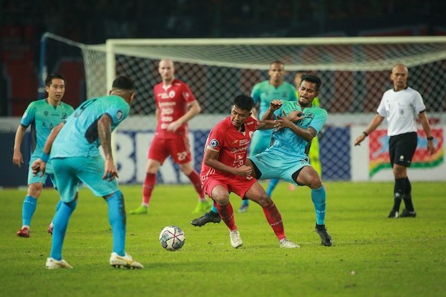 Mirroring vs Persija, Pertunjukan Strategi Lefundes