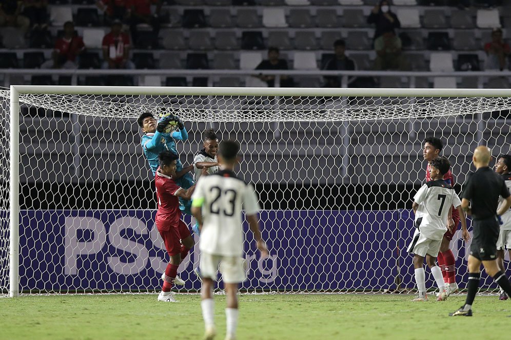 Indonesia U-20 vs Timor Leste, Cahya Supriadi Jatuh Bangun Hadapi Luis Figo Indonesia U-20 vs Timor Leste, Cahya Supriadi Jatuh Bangun Hadapi Luis Figo