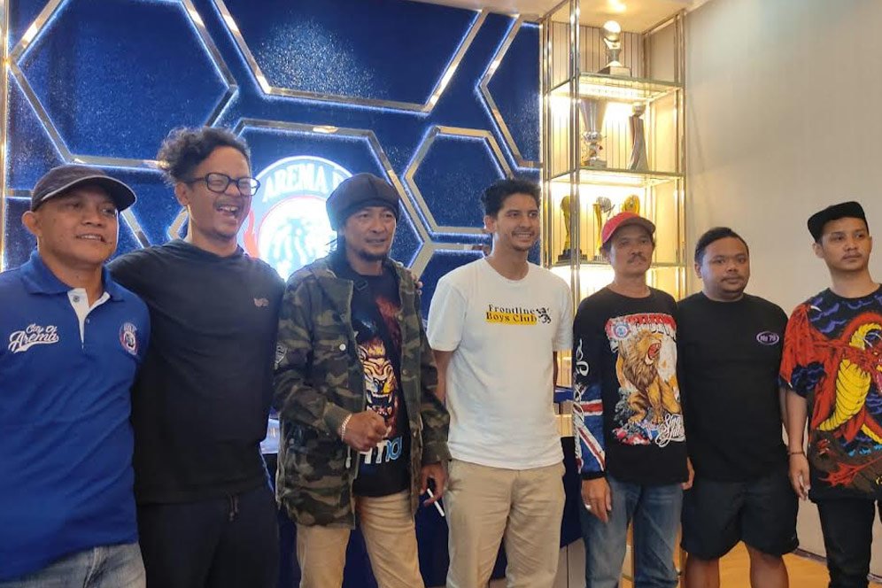 Aremania Jamu Perwakilan Suporter Persib Bandung di Kandang Singa Aremania Jamu Perwakilan Suporter Persib Bandung di Kandang Singa
