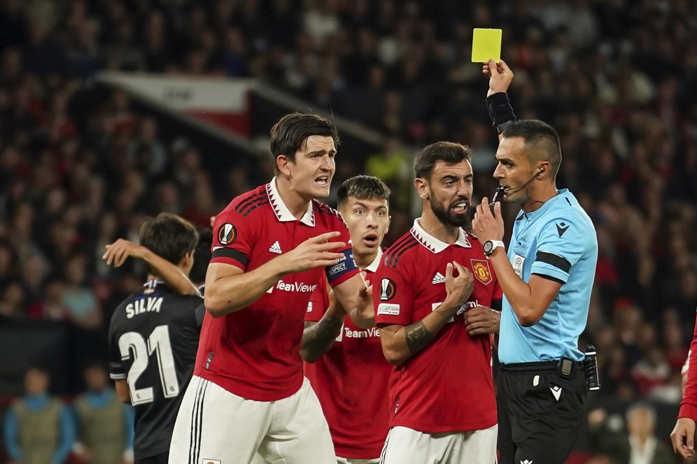 Laws of the Game 2022/2023: MU Dihukum Penalti untuk Insiden Lisandro Martinez, Wasit Blunder?