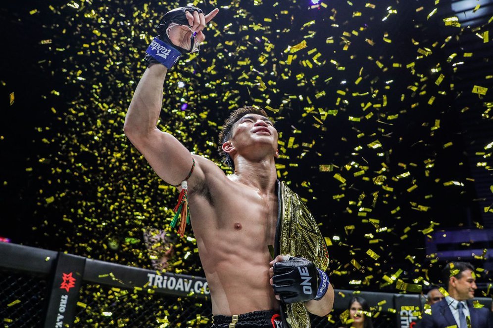 Kalahkan Atlet Senegaranya, Petarung Thailand Ini Jadi Juara Dunia Baru ONE Featherweight Muay Thai Kalahkan Atlet Senegaranya, Petarung Thailand Ini Jadi Juara Dunia Baru ONE Featherweight Muay Thai