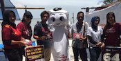 Hari Kedua di Surabaya, La'eeb Si Maskot Piala Dunia Mampir ke Pantai Kenjeran