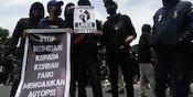Ratusan Aremania Gelar Aksi di Depan Balai Kota Malang Ratusan Aremania Gelar Aksi di Depan Balai Kota Malang