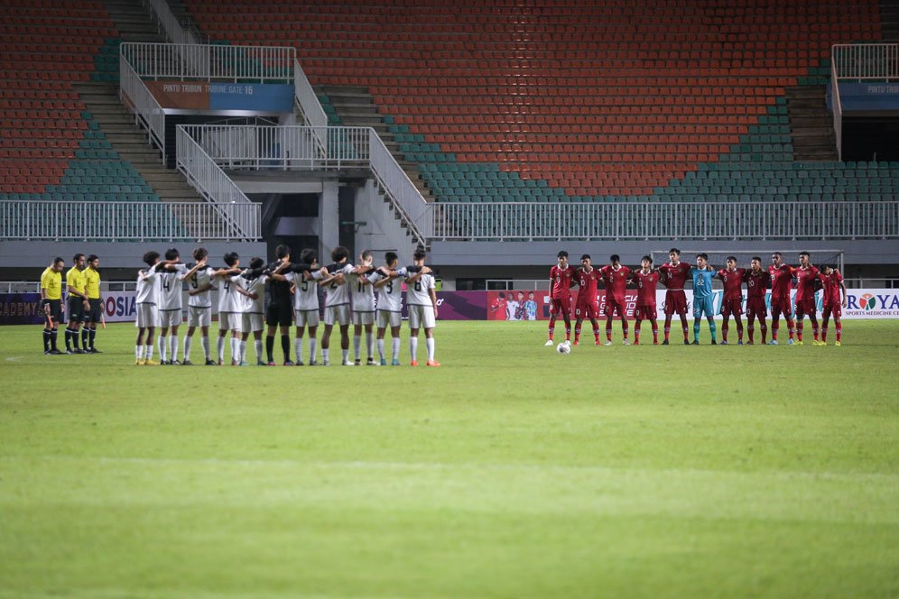 Momen-momen Menarik Indonesia vs Guam U-17: Moment of Silence Sampai Tangisan Pemain Guam Momen-momen Menarik Indonesia vs Guam U-17: Moment of Silence Sampai Tangisan Pemain Guam