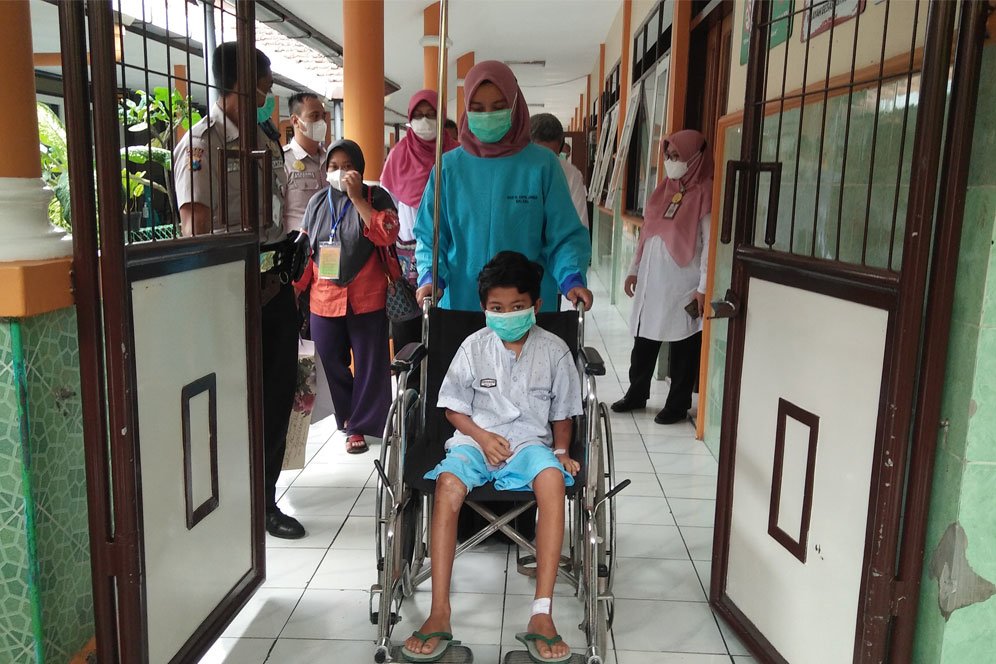 Sempat Jalani Lima Kali Operasi, Bocah Korban Tragedi Kanjuruhan Boleh Pulang dari Rumah Sakit Sempat Jalani Lima Kali Operasi, Bocah Korban Tragedi Kanjuruhan Boleh Pulang dari Rumah Sakit