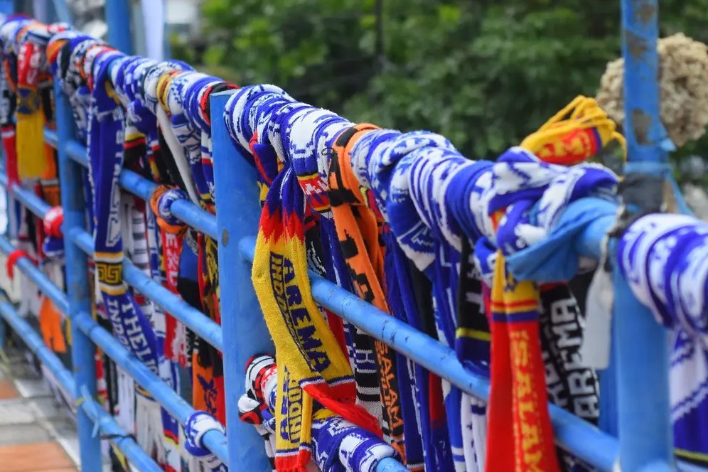 Aksi Gantung Syal Aremania dan Tuntutan Usut Tuntas Tragedi Kanjuruhan Aksi Gantung Syal Aremania dan Tuntutan Usut Tuntas Tragedi Kanjuruhan