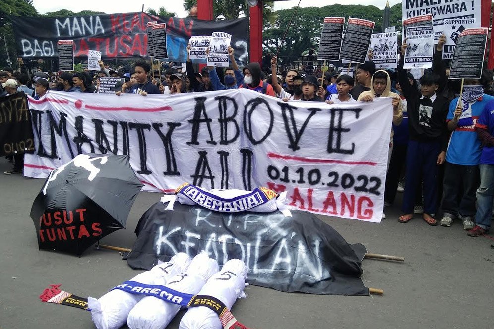 Turun Lagi ke Jalan, Aremania Kembali Tuntut Pengusutan Tuntas Tragedi Kanjuruhan Turun Lagi ke Jalan, Aremania Kembali Tuntut Pengusutan Tuntas Tragedi Kanjuruhan