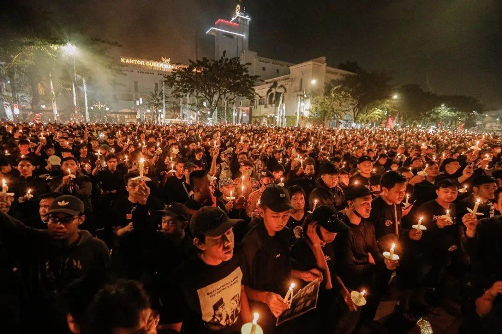 Dari Surabaya untuk Malang, Bonek Kirim Doa untuk Aremania Korban Tragedi Kanjuruhan Dari Surabaya untuk Malang, Bonek Kirim Doa untuk Aremania Korban Tragedi Kanjuruhan