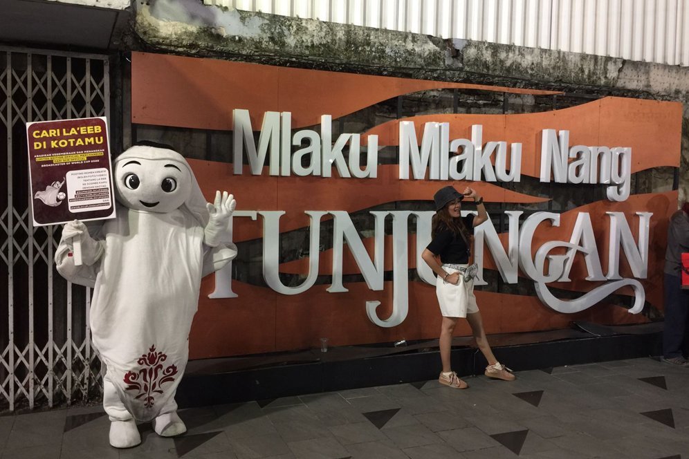 Seru Abis! La'eeb Maskot Piala Dunia 2022 'Mlaku-mlaku' di Tunjungan dan Taman Bungkul