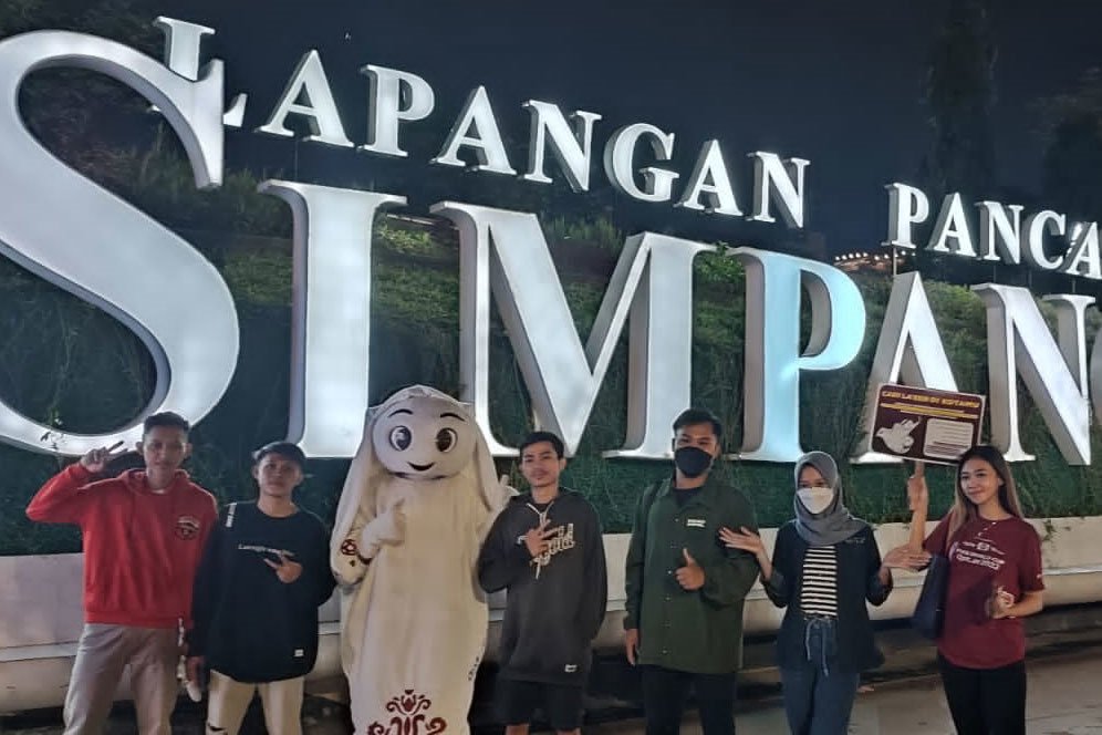 Warga Semarang Sambut Antusias Kunjungan La'eeb, Si Maskot Piala Dunia 2022 Warga Semarang Sambut Antusias Kunjungan La'eeb, Si Maskot Piala Dunia 2022