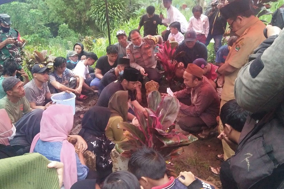 Wali Kota Malang Tanggung Pendidikan Putra-Putri Almarhum Andi Setiawan, Korban Jiwa ke-133 Tragedi Kanjuruhan Wali Kota Malang Tanggung Pendidikan Putra-Putri Almarhum Andi Setiawan, Korban Jiwa ke-133 Tragedi Kanjuruhan