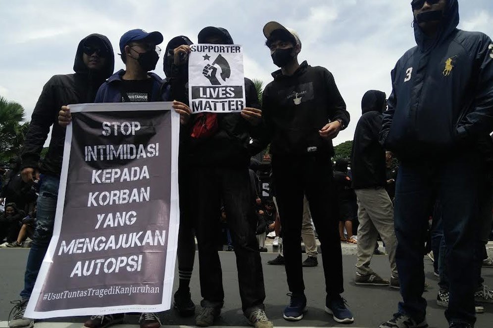 Ratusan Aremania Gelar Aksi di Depan Balai Kota Malang Ratusan Aremania Gelar Aksi di Depan Balai Kota Malang
