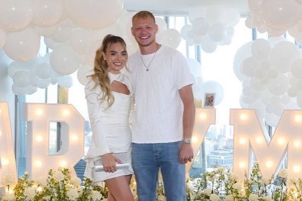 Potret-potret Pramugari Cantik Tunangan Kiper Arsenal Aaron Ramsdale Potret-potret Pramugari Cantik Tunangan Kiper Arsenal Aaron Ramsdale
