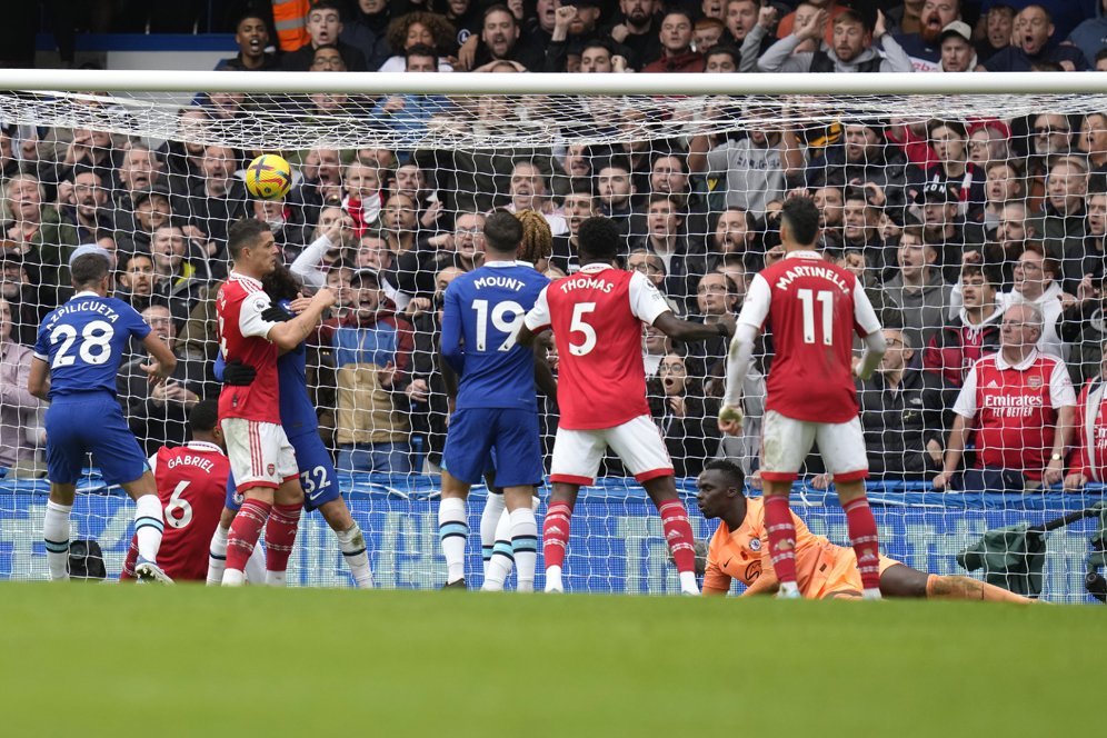 Momen Gol Arsenal Lawan Chelsea: Marc Cucurella Asyik Peluk Granit Xhaka dan Biarkan Bola Masuk!