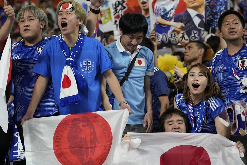 Kalahkan Jerman, Fans Jepang 'Syukuran' dengan Punguti Sampah di Khalifa International Stadium Kalahkan Jerman, Fans Jepang 'Syukuran' dengan Punguti Sampah di Khalifa International Stadium
