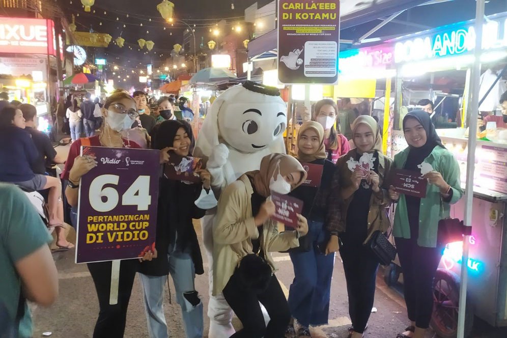 La'eeb, Si Maskot Piala Dunia 2022 Nikmati Serunya Suasana Malam di Tangerang & Surabaya La'eeb, Si Maskot Piala Dunia 2022 Nikmati Serunya Suasana Malam di Tangerang & Surabaya