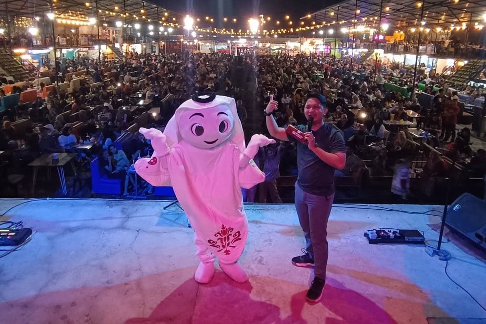 Mengintip Malam Mingguan La'eeb si Maskot Piala Dunia 2022 di Makassar Mengintip Malam Mingguan La'eeb si Maskot Piala Dunia 2022 di Makassar