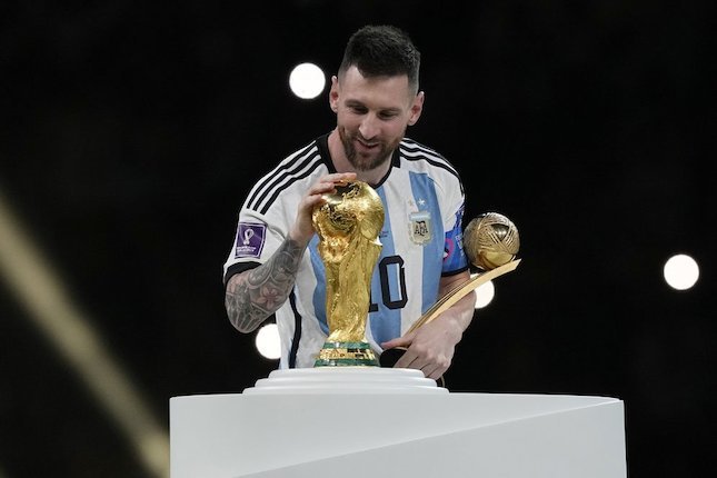 Lionel Messi Bersalaman dengan Surga Lionel Messi Bersalaman dengan Surga