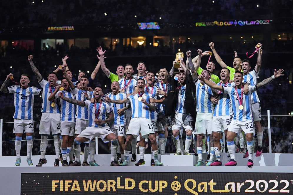Meme: Sergio Aguero dan Iwan Bule Muncul di Perayaan Argentina Juara Piala Dunia 2022 Meme: Sergio Aguero dan Iwan Bule Muncul di Perayaan Argentina Juara Piala Dunia 2022