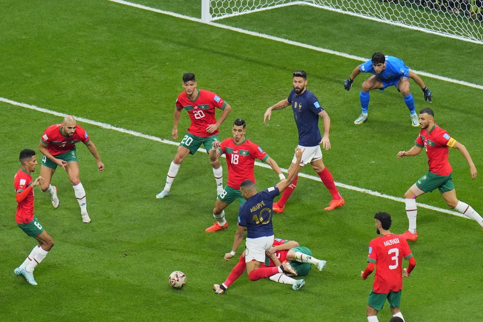 Ketika 7 Pemain Maroko Mengepung Kylian Mbappe, Dari Situ Prancis Taklukkan Yassine Bounou! Ketika 7 Pemain Maroko Mengepung Kylian Mbappe, Dari Situ Prancis Taklukkan Yassine Bounou!