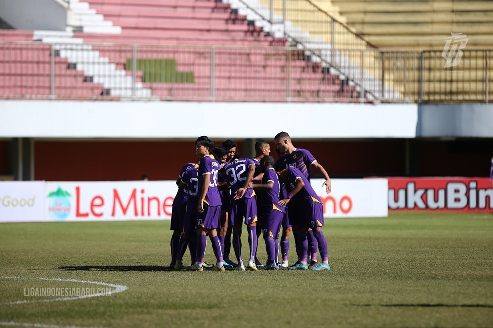Nyanyian Para Suporter di Luar Stadion Bakar Semangat Persik Kediri Habisi Madura United Nyanyian Para Suporter di Luar Stadion Bakar Semangat Persik Kediri Habisi Madura United