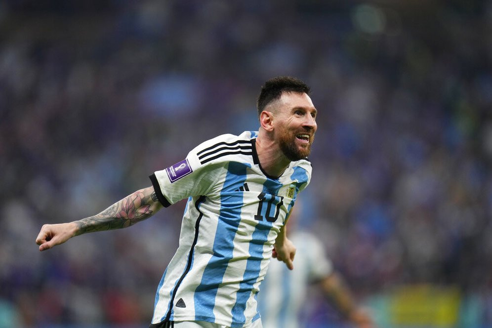 Pahlawan Argentina Kembali! Lautan Manusia Kepung Restoran Tempat Lionel Messi dan Keluarganya Makan Malam Pahlawan Argentina Kembali! Lautan Manusia Kepung Restoran Tempat Lionel Messi dan Keluarganya Makan Malam