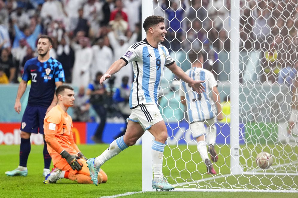 Kisah Julian Alvarez: Dulu Minta Foto Bareng Leo Messi, Kini Dapat Assist di Piala Dunia 2022 Kisah Julian Alvarez: Dulu Minta Foto Bareng Leo Messi, Kini Dapat Assist di Piala Dunia 2022