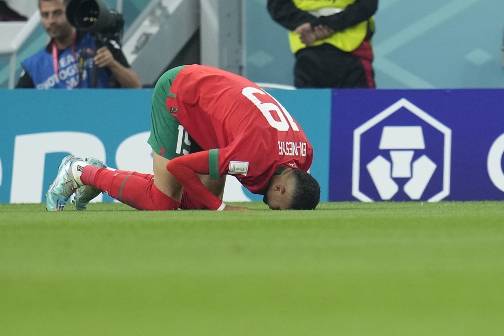2 Selebrasi Khas Timnas Maroko di Piala Dunia 2022: Sujud Syukur dan Peluk Cium untuk Ibu 2 Selebrasi Khas Timnas Maroko di Piala Dunia 2022: Sujud Syukur dan Peluk Cium untuk Ibu