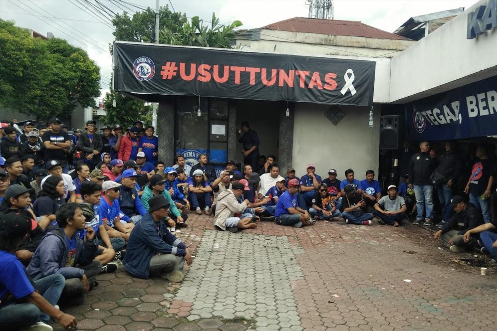 Ratusan Aremania Berkumpul di Kandang Singa Sikapi Perusakan Kantor Arema FC Ratusan Aremania Berkumpul di Kandang Singa Sikapi Perusakan Kantor Arema FC