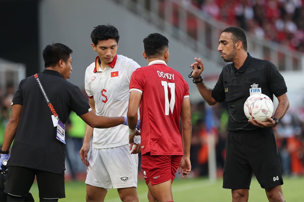 Piala AFF 2022 Indonesia vs Vietnam, Wasit Bikin Netizen Naik Darah: Di Sini Gak Adil Gimana di Sono, Bahlul, Aneh! Piala AFF 2022 Indonesia vs Vietnam, Wasit Bikin Netizen Naik Darah: Di Sini Gak Adil Gimana di Sono, Bahlul, Aneh!